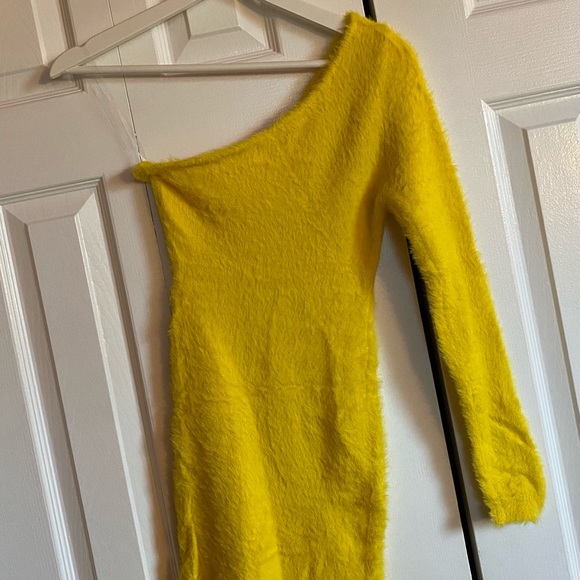 Dresses - Picture 2 of 5